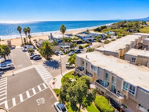 A coastal residential area with a beachfront, a stop sign, and a parking lot. - 25% Off Oct 29-31 Walk 2 Beach/Shops -Pool,Jacuzzi (Ventura)