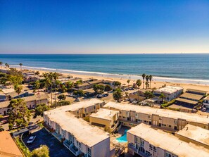 A coastal residential area with beachfront properties, a swimming pool, and a clear view of the ocean. - 25% Off Oct 29-31 Walk 2 Beach/Shops -Pool,Jacuzzi (Ventura)