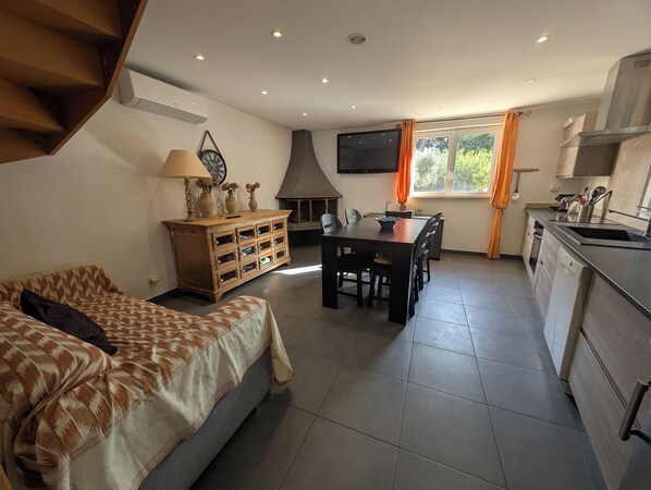 Living area - A Provençal house in the heart of a vineyard, 15 minutes from Avignon (Sorgues)