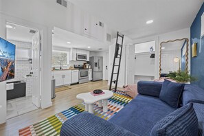 Eine moderne Wohnung mit Küche, Essbereich und Wohnzimmer.