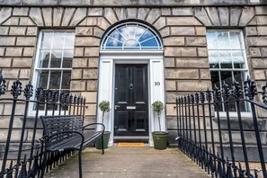 A building with a black door, number 10, and a welcome mat. - Elegant 3BR Georgian Gem in Central Edinburgh - Pass the Keys (Edinburgh)