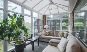 Living area - Contemporary 6 bedroom family house near London (Gerrards Cross)