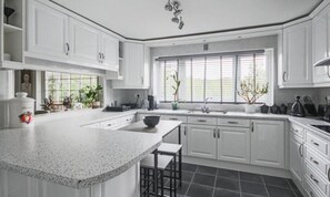Private kitchen - Contemporary 6 bedroom family house near London (Gerrards Cross)