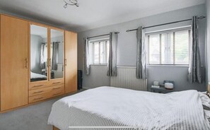 Room - Contemporary 6 bedroom family house near London (Gerrards Cross)