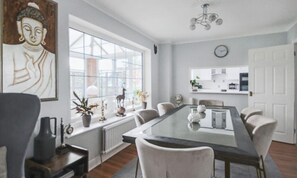 Dining - Contemporary 6 bedroom family house near London (Gerrards Cross)