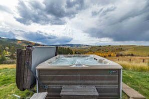 Un jacuzzi con vistas a un paisaje montañoso.