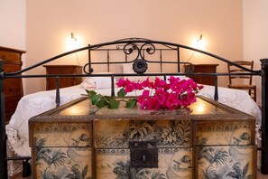 A bed with a metal frame, a wooden headboard, and a white bedspread. - Agro Antico B B Queen Room Morgana (Syracuse)