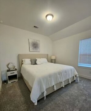 Room - Superb 4-bedroom house with AC in peaceful The Woodlands (The Woodlands)