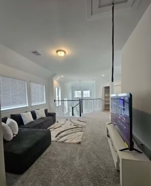 Living area - Superb 4-bedroom house with AC in peaceful The Woodlands (The Woodlands)