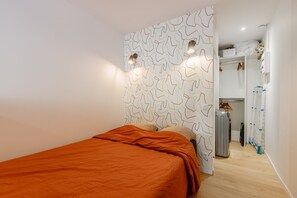 Ein Schlafzimmer mit einem Bett, einem Kleiderschrank und einer Heizung.
