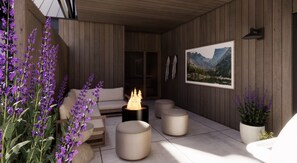 Ein moderner Außenbereich mit Sitzgelegenheiten, einem Feuerbereich und einem Gemälde einer Berglandschaft an der Wand.