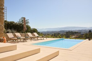 A pool with lounge chairs and a view of distant mountains. - Villas Carreiro - Villa Musgo | Vineyard Escape with Private Pool, Porto (Maureles)