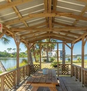 Outdoor dining - Salty Retreat (Gulf Shores)