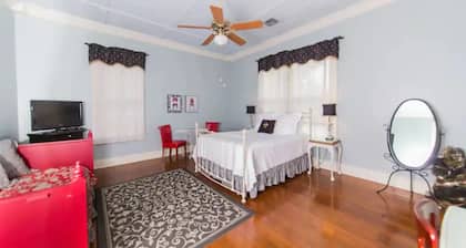 Fleur de Lis Suite | Historic Caldwell House