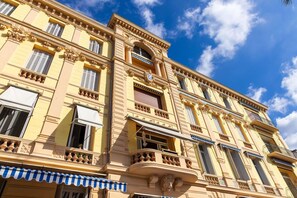 A multi-story building with ornate architectural details, including columns, balconies, and decorative moldings. - Belle Époque Flat with Garden & Sea View - Cannes (Cannes)