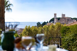 A coastal town with a prominent church tower and a view of the sea. - Belle Époque Flat with Garden & Sea View - Cannes (Cannes)