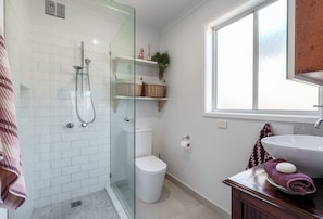 Bathroom - Seaside Retreat | Fireplace | Fire Pit & Alfresco (Ocean Grove)