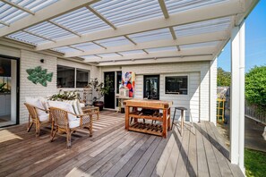 Outdoor dining - Seaside Retreat | Fireplace | Fire Pit & Alfresco (Ocean Grove)
