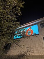 Un edificio con un letrero iluminado grande en la fachada.