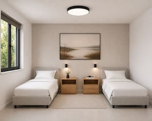 Un dormitorio con dos camas, una ventana, un cuadro y lámparas de noche.