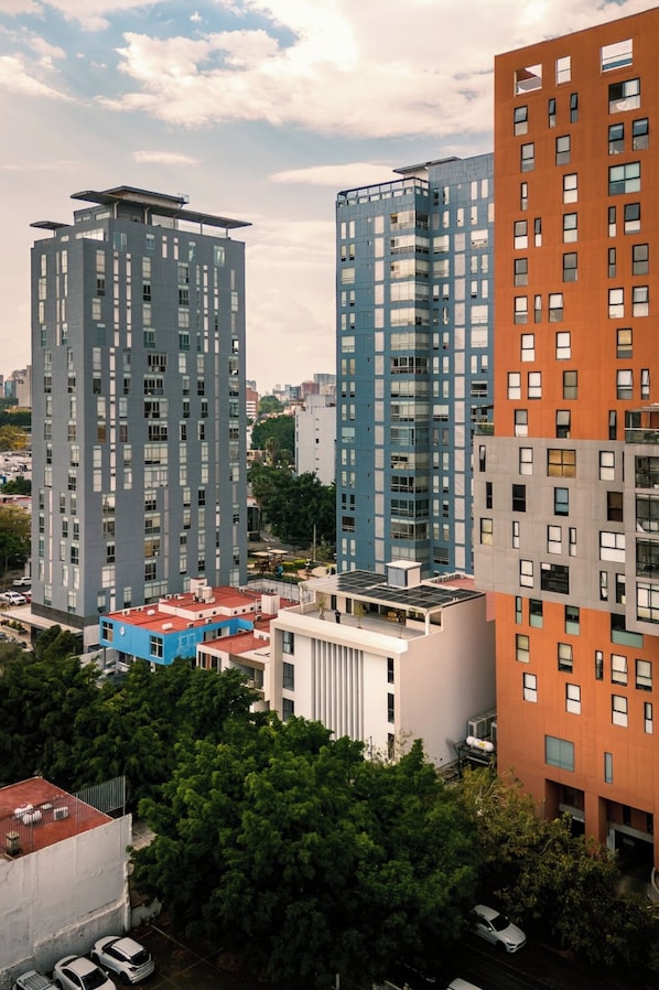 A high-rise building with multiple floors, large windows, and a flat roof with solar panels. - Hotel Concordia (Guadalajara)
