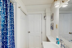 Bathroom - Cozy Cottage with Deck, Yard & Walk to the Beach (Dennis)