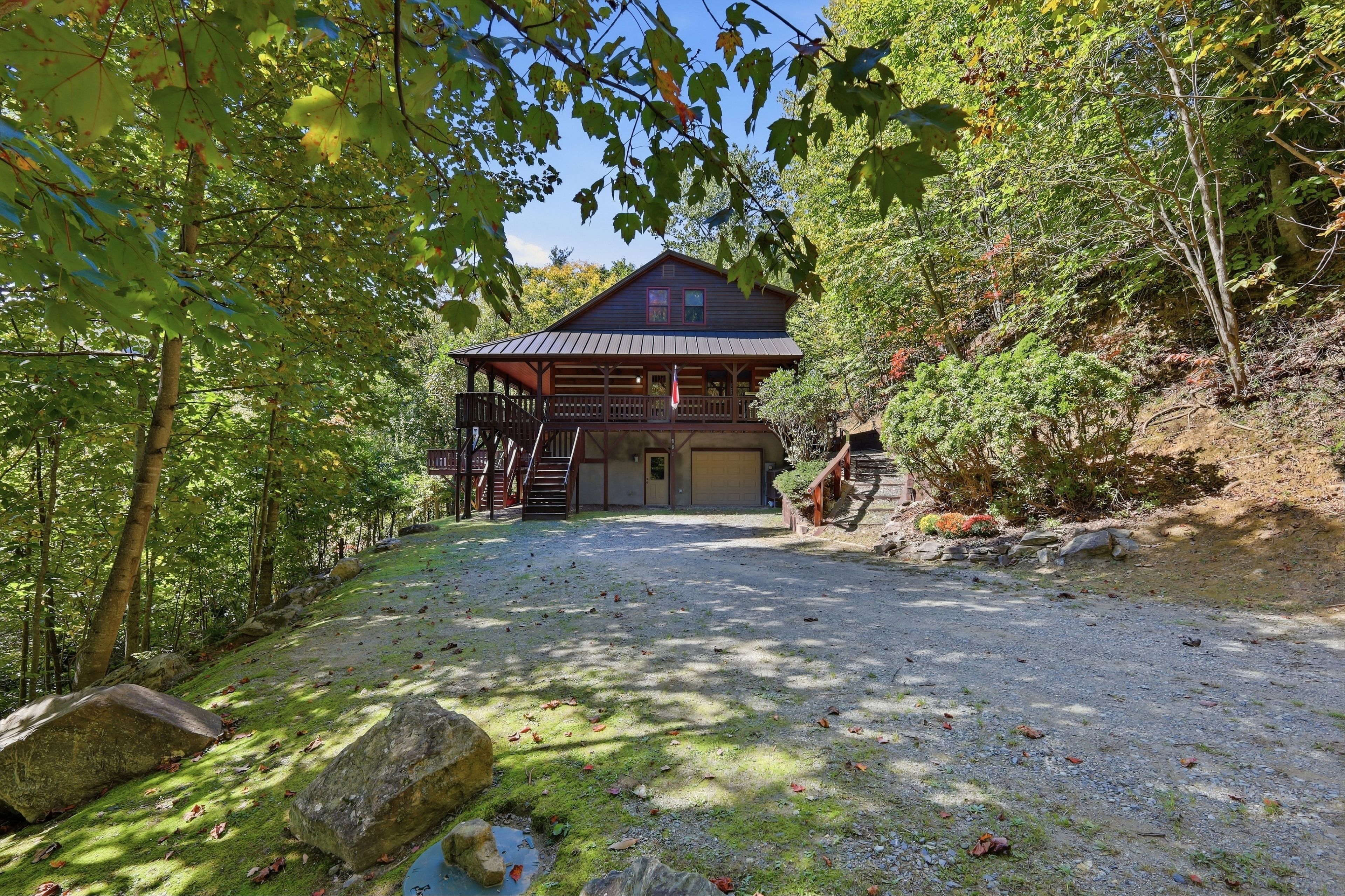 Private woodland cabin with covered deck and spacious driveway