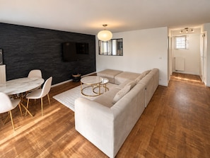 Unclassified image, 4 of 6, button - Vrbo Property (Bussy-Saint-Georges)