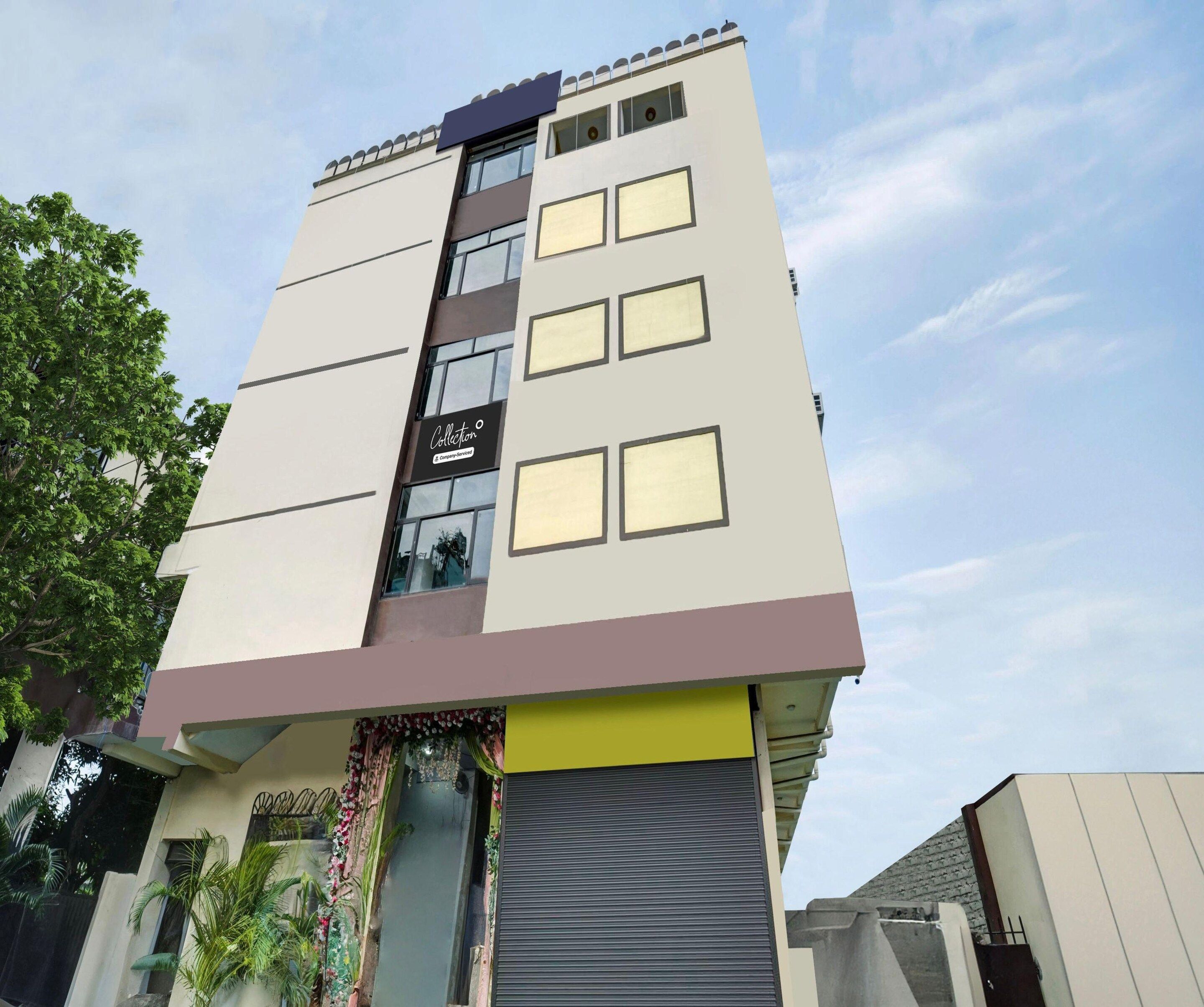 Ein mehrstöckiges Gebäude mit einer flachen Fassade, großen Fenstern und einem sichtbaren Firmenschild.