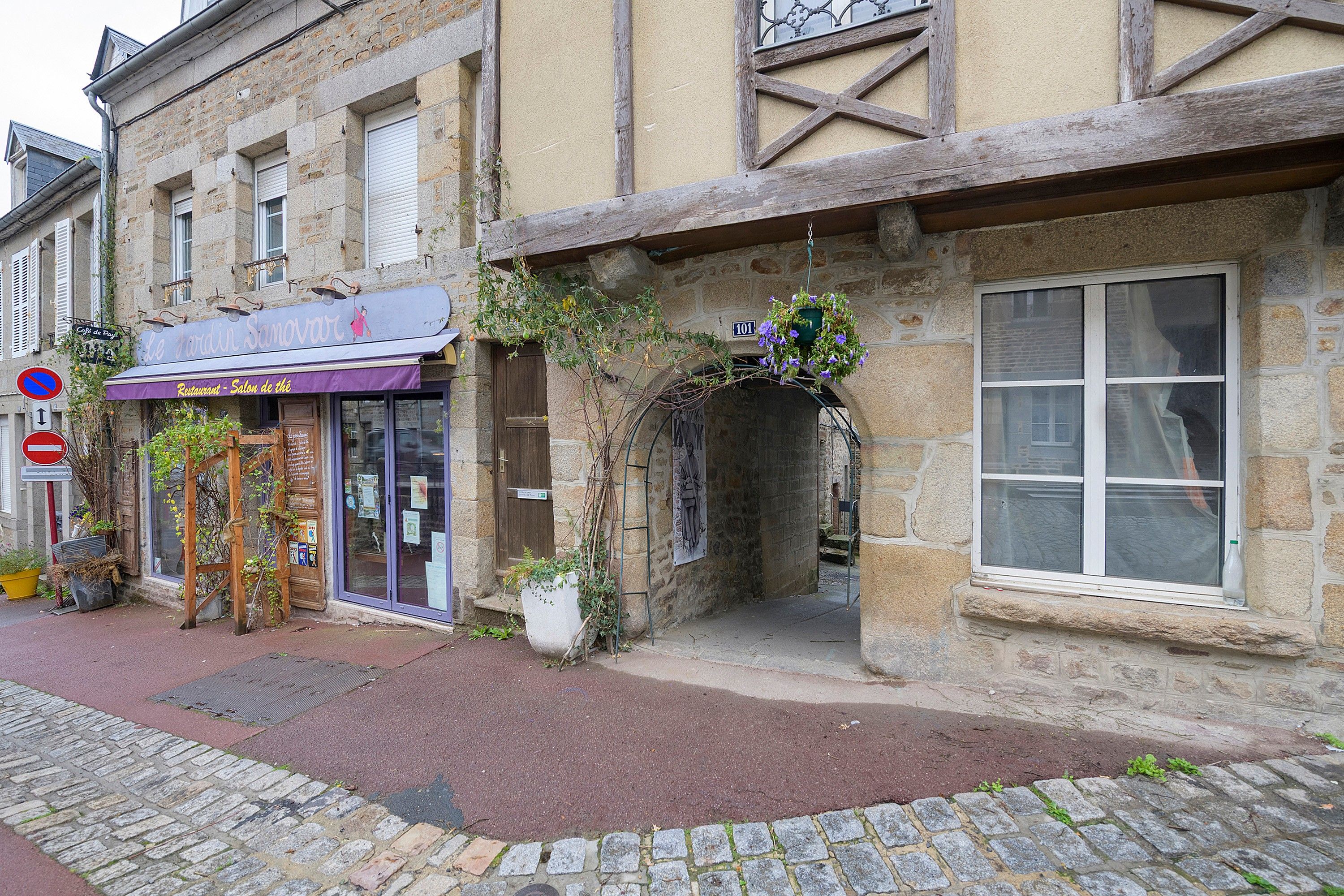 Un bâtiment dont la devanture porte l’inscription « Le Jardin Samovar » et qui affiche une enseigne indiquant qu’il s’agit d’un restaurant et d’un salon de thé.