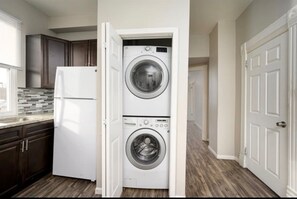 Interior - 2 Bedroom - Games - Sleeps 6 - Free Garage Parking (Chicago)