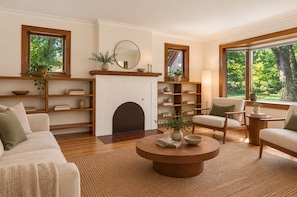 Living area - Spacious 8-bedroom house in charming Saint Paul with AC and gym (Saint Paul)
