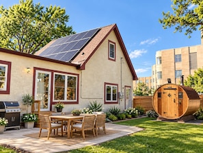 Outdoor dining - Spacious 8-bedroom house in charming Saint Paul with AC and gym (Saint Paul)