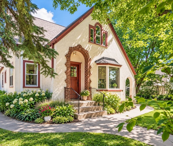 Unclassified image, 1 of 6, button - Spacious 8-bedroom house in charming Saint Paul with AC and gym (Saint Paul)