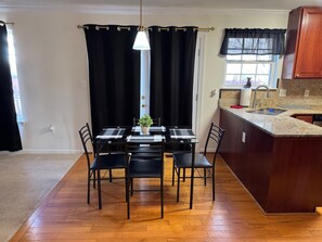 Dining - Make memories with your family in our home to visit the VA, DC and MD areas. (Woodbridge)