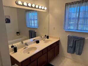 Bathroom - Make memories with your family in our home to visit the VA, DC and MD areas. (Woodbridge)