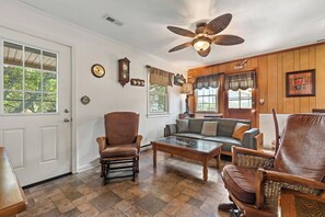 A living room with a ceiling fan, a sofa, a coffee table, and two armchairs. - Sea Bird: Live Oak Tree Swing (Kill Devil Hills)