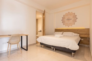 A bedroom with a bed, a desk, and a chair. - Utopía 4.West - Shining 2BR•Wi-Fi•AC•Self Check-In (Medellín)