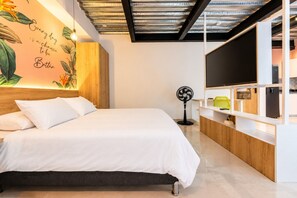 A modern bedroom with a bed, a wall-mounted TV, a desk with a chair, and a ceiling fan. - Utopía M.East-Peacefull Loft•Wi-Fi•Self Check-In (Medellín)