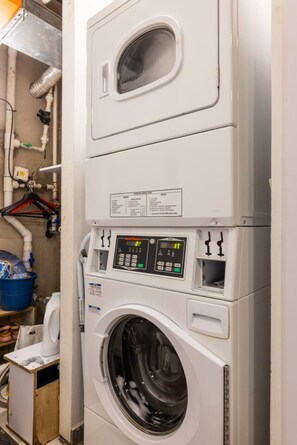 A stacked washer and dryer unit with control panels and a visible door. - Utopia T.East-MountainView1BR•SelfCheck-In•AC•Wifi (Medellín)