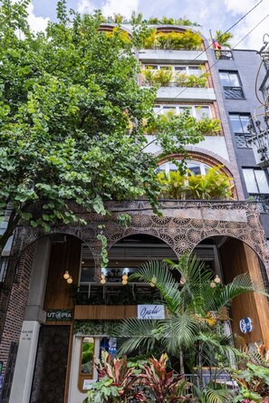 A building with a balcony, a sign for 'UTopia,' and a sign for 'Opal.' - Utopia T.East-MountainView1BR•SelfCheck-In•AC•Wifi (Medellín)