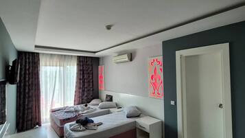 Une chambre à coucher moderne avec un lit, des tables de chevet et une armoire.