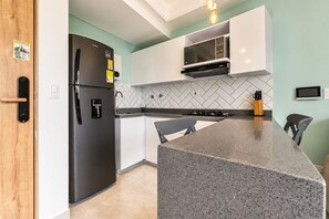 Cocina moderna verde con barra - Utopia 5.East - Modern Loft•AC•Wi-Fi•Self Check-In (Medellín)