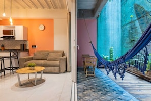 A modern living space with a sofa, coffee table, and a hammock. - Utopia S.East – Quiet Loft•Wi-Fi•Self Check-In (Medellín)