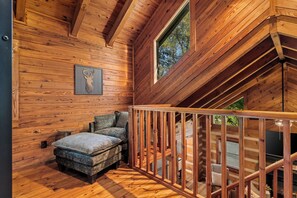 Living area - Updated Cabin • 3 Queens • Fire Pit • 0.2 Mi to Smoky Mountain Park • Bike trail (Townsend)