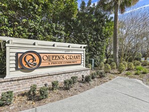 Schild für 'Queen's Grant', das eine private Siedlung kennzeichnet.