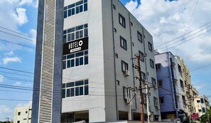 A hotel building with a sign indicating it is serviced by OYO. - Deluxe Srinivasa Home Stays (Hyderabad)