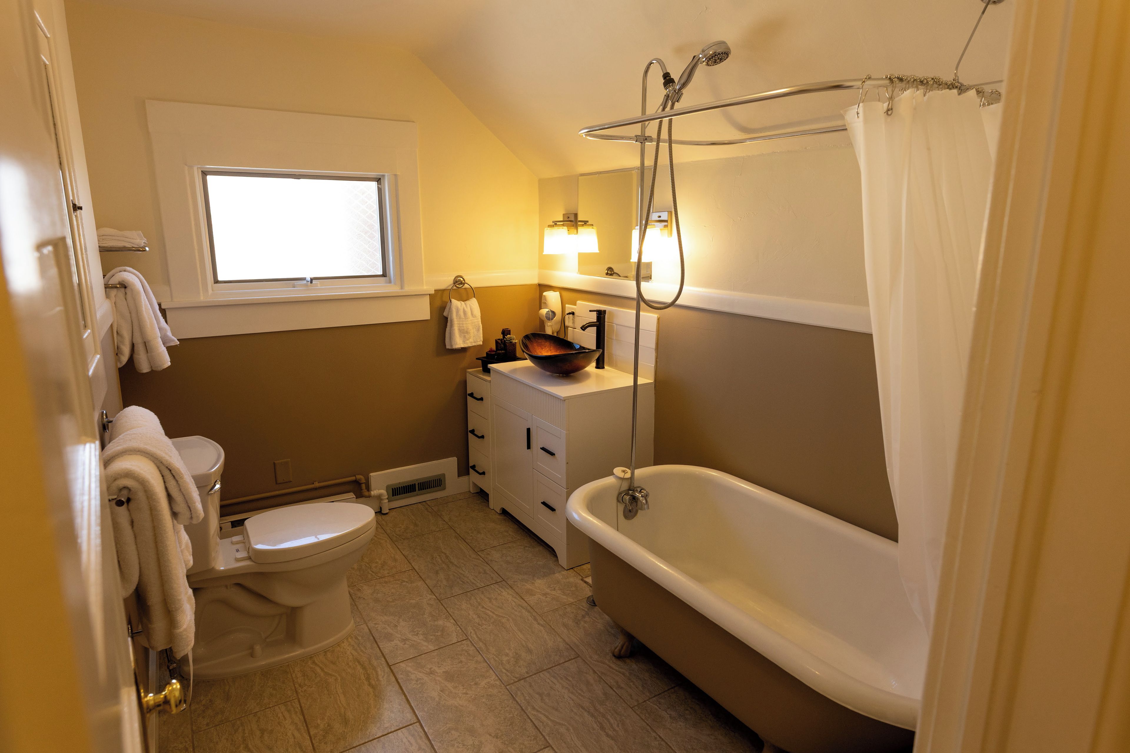 Un baño con inodoro, lavabo y bañera.