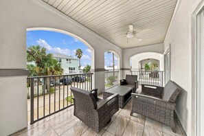 Terrace/patio - Be A Nomad | 3BR 3BA Townhouse | 2 Blocks to Jacksonville Beach | Sleeps 6 (Jacksonville Beach)