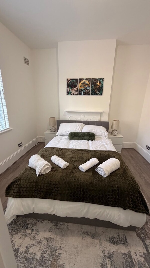 Room - Stylish 2-Bedroom Flat in South London | Sleeps 4 (London)